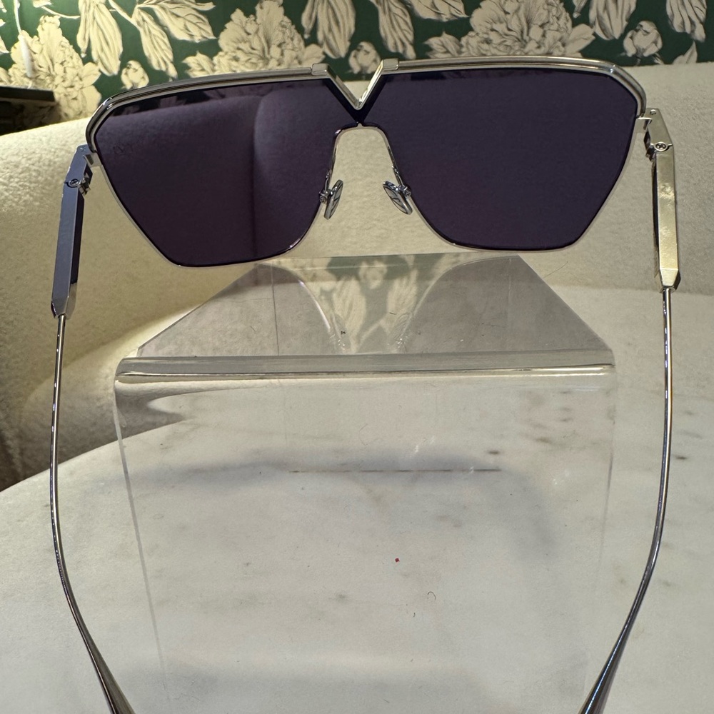 ❣️Buyer Appreciation❣️READ👇 Valentino Sunglasses w/ Crossbody Bag MSRP $799 - Picture 16 of 16
